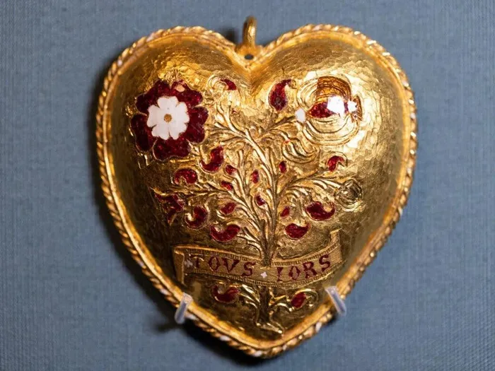 Do kim loai giai khuay, giat minh phat hien 'kho bau' vang gia tri-Hinh-3