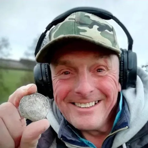 Tim nhan cuoi bi mat, vo tinh phat hien 'kho bau' khung-Hinh-7