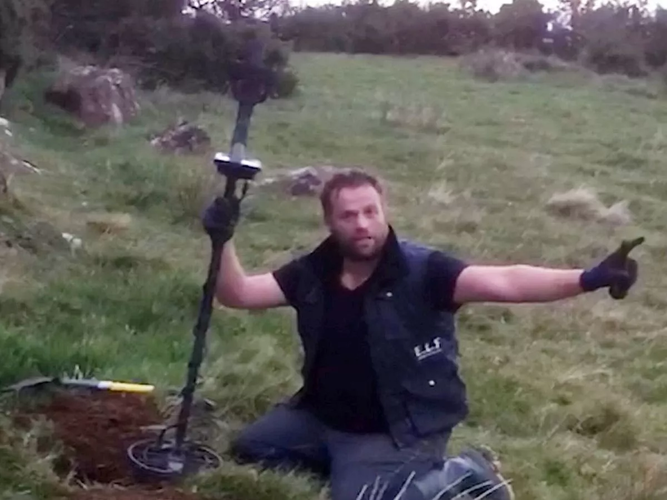 Tim nhan cuoi bi mat, vo tinh phat hien 'kho bau' khung-Hinh-4