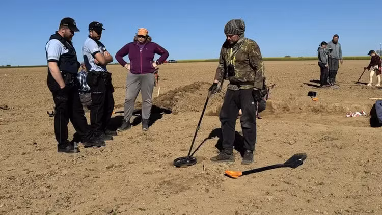 Dao dat vo tinh phat hien 'kho bau' chuc ty, nong dan vo bam-Hinh-8