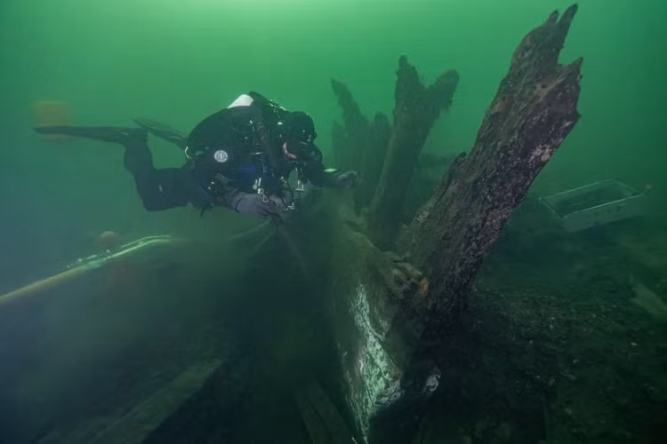 Giat minh thay ruong vu khi la lenh denh tren xac tau chien co