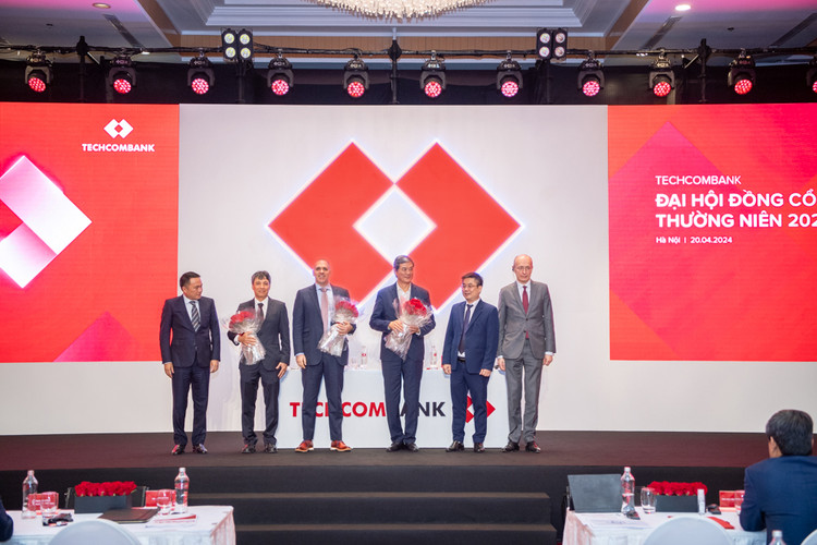 Ngan hang Techcombank tra co tuc bang tien-Hinh-3