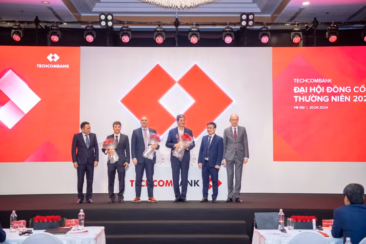 Ngan hang Techcombank tra co tuc bang tien-Hinh-3