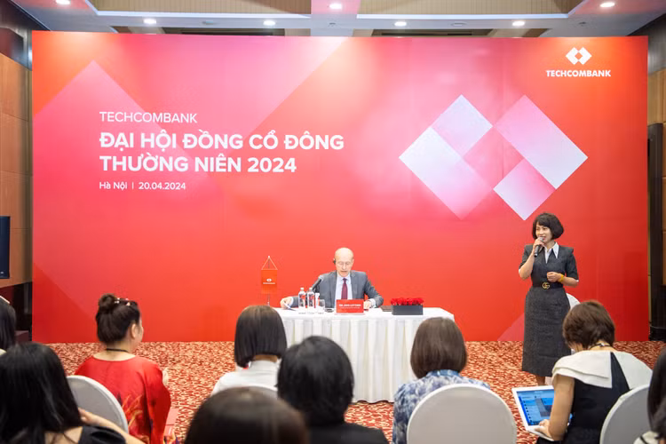 Ngan hang Techcombank tra co tuc bang tien