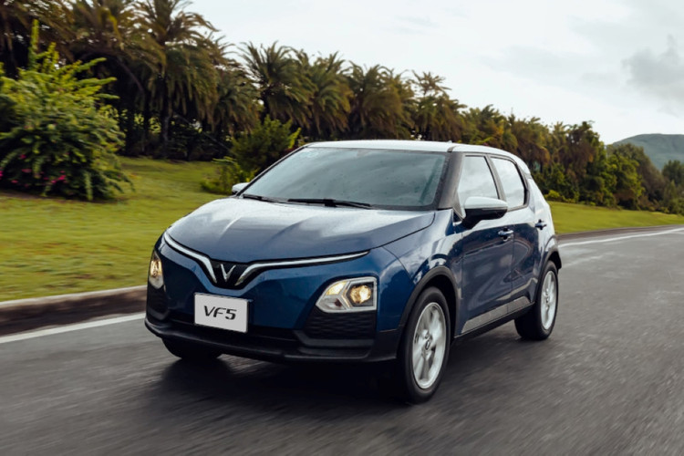 Bat ngo khi so sanh chi phi su dung oto dien voi xe xang