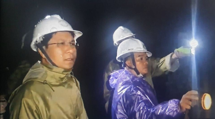 Lãnh đạo huyện Trà Bồng chỉ đạo công tác tìm kiếm cứu nạn tại hiện trường thủy điện Kà Tinh đêm 10/10.