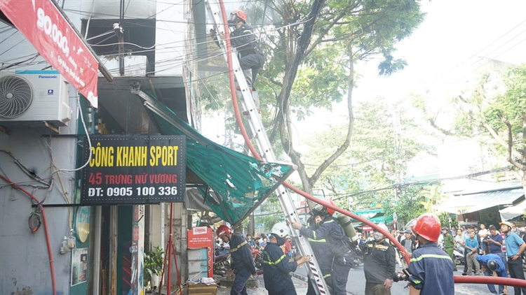 Do lửa bùng phát mạnh, lực lượng PCCC và CNCH phải dùng thang phun nước dập lửa từ trên cao, đồng thời tiếp cận phun nước từ tầng 1, không để cháy lan sang những nhà bên cạnh.