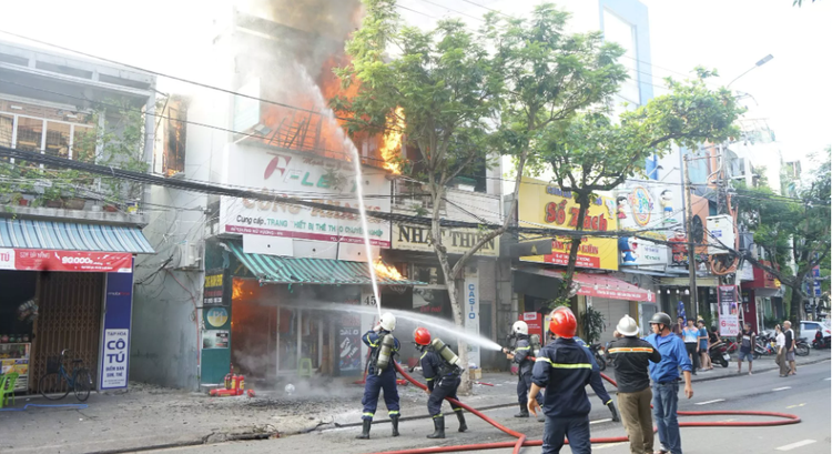 Nhận được tin báo, công an quận Hải Châu đã điều động 3 xe chữa cháy cùng hàng chục cán bộ chiến sĩ đến hiện trường dập lửa.