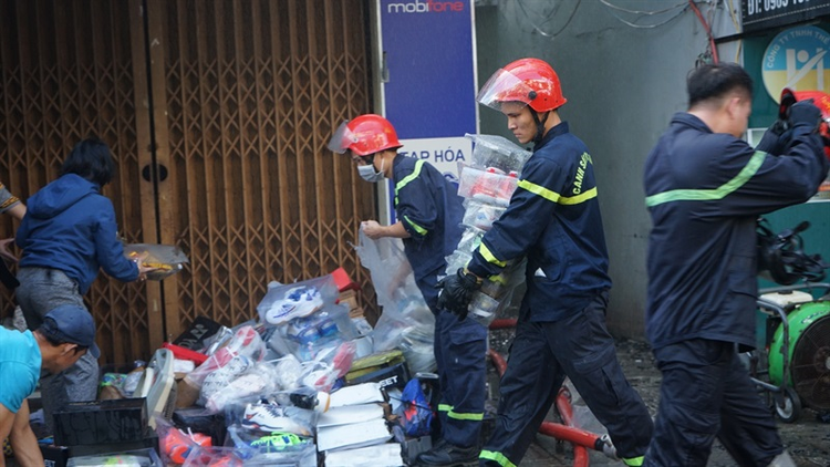 Hàng trăm đôi giày, quần áo, dụng cụ thể dục được đưa ra ngoài.