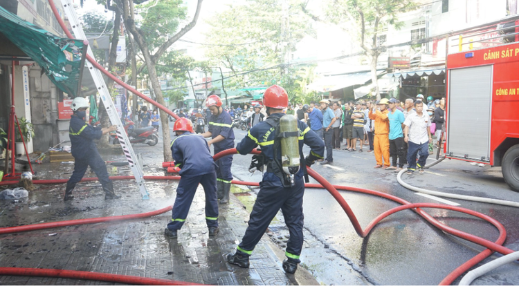 Lực lượng chữa cháy tiến hành dập lửa dưới tầng trệt và triển khai thang để tiếp cận đám cháy trên gác lửng từ phía ngoài.