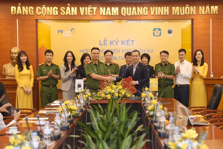 PVcomBank và Trung tâm RAR hợp tác triển khai dịch vụ qua VNeID PVcomBank va Trung tam RAR hop tac trien khai dich vu qua VNeID