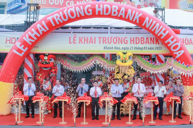 Khai truong HDBank Ninh Hoa- diem giao dich thu 376 cua HDBank