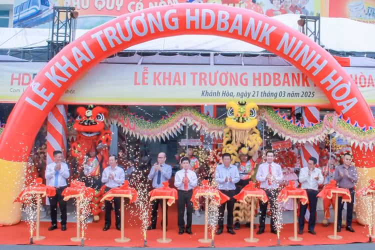 Khai truong HDBank Ninh Hoa- diem giao dich thu 376 cua HDBank