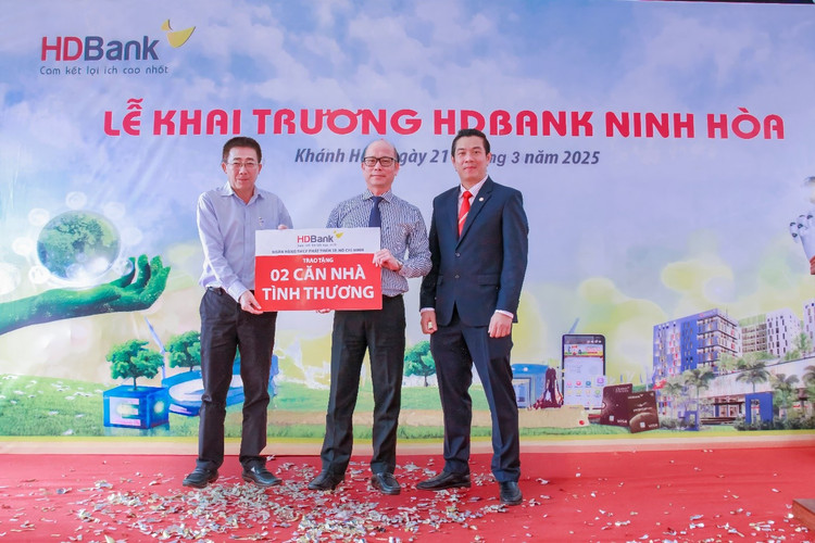 Khai truong HDBank Ninh Hoa- diem giao dich thu 376 cua HDBank-Hinh-3