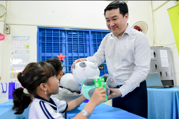 VINAMILK mang niem vui uong sua den voi 11.000 tre em-Hinh-2