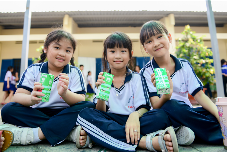 VINAMILK mang niem vui uong sua den voi 11.000 tre em-Hinh-3