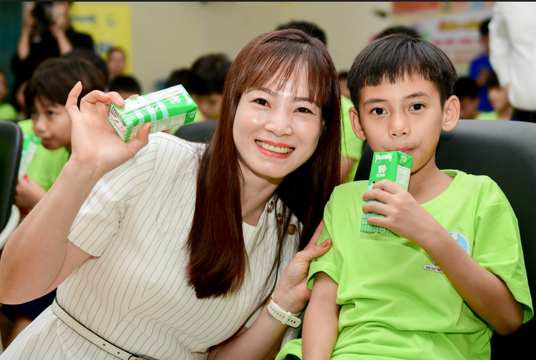 VINAMILK mang niem vui uong sua den voi 11.000 tre em-Hinh-5