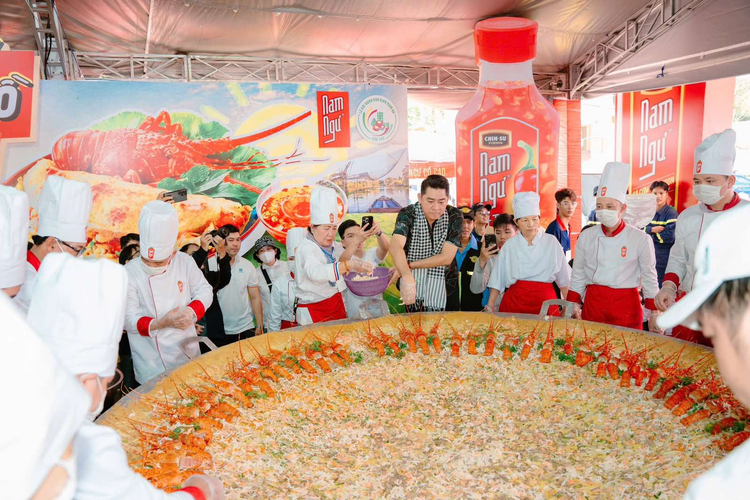 Nuoc mam Nam Ngu va banh xeo khong lo thu hut thuc khach