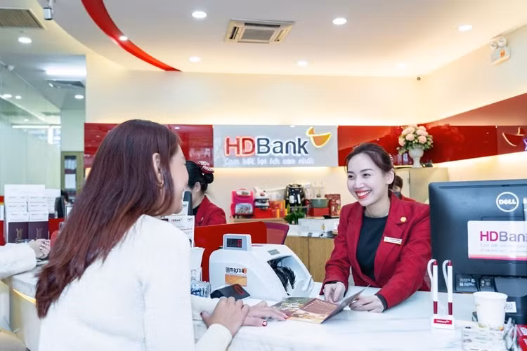 “Vay dai, tra nhe – HDBank tiep suc nguoi tre an cu“