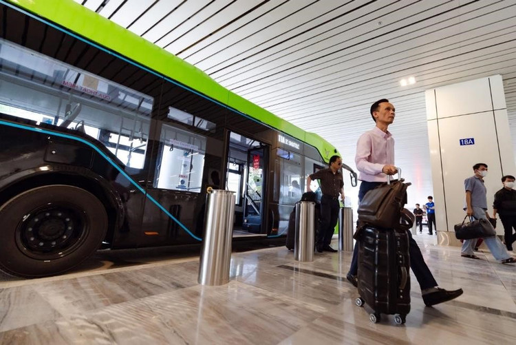 VinBus van hanh tuyen buyt dien doc quyen ket noi ba nha ga-Hinh-2