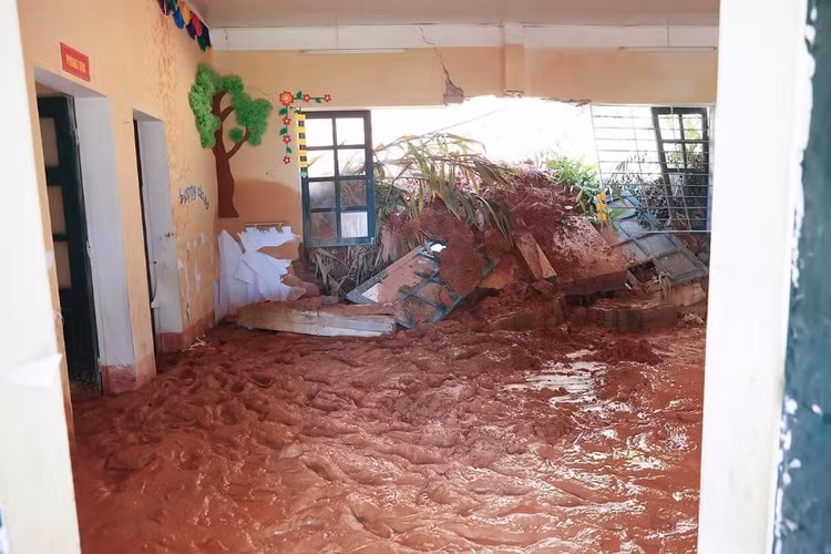 Xót xa điểm trường bị tàn phá bởi cơn bão Yagi lịch sử Xot xa diem truong bi tan pha boi con bao Yagi lich su