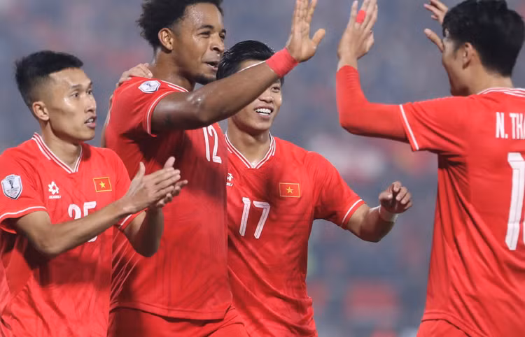 SHB thue may bay dua co dong vien sang Thai Lan tiep lua-Hinh-4