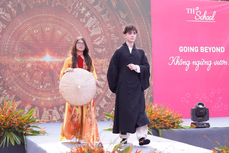 TH School: Lan toa tinh hoa van hoa Viet toi cong dong quoc te-Hinh-2
