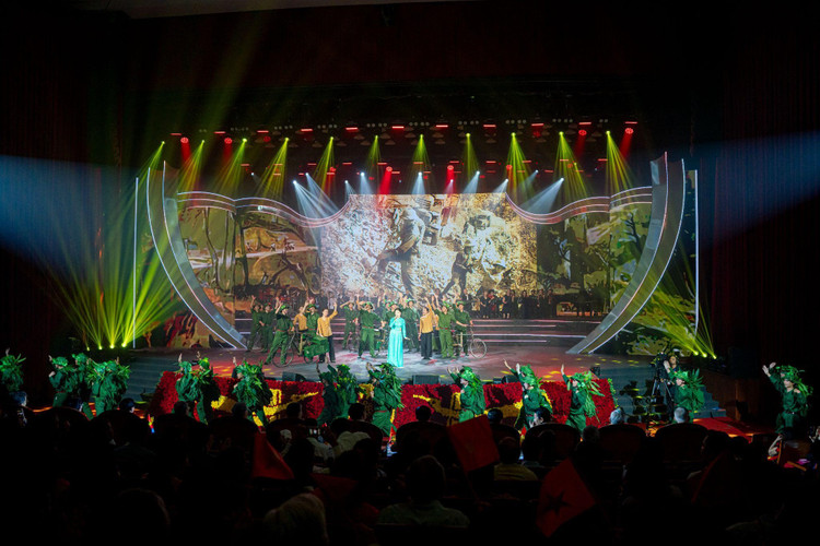 Chuong trinh nghe thuat “Dang trong mua xuan dai thang” tai Da Nang-Hinh-6