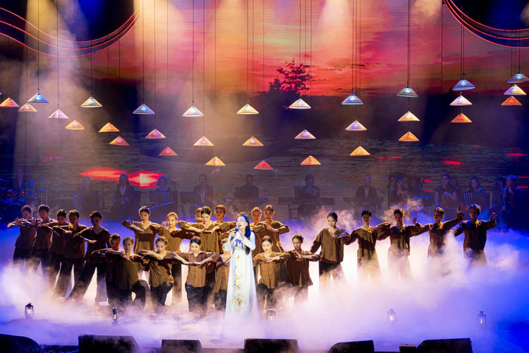 Chuong trinh nghe thuat “Dang trong mua xuan dai thang” tai Da Nang-Hinh-2