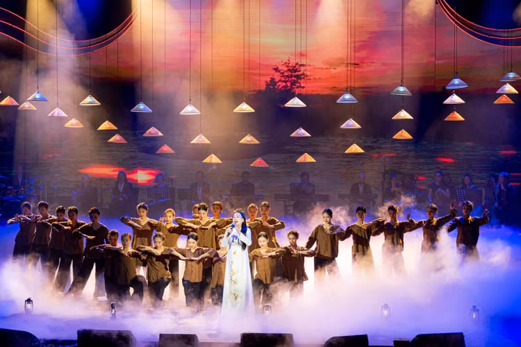 Chuong trinh nghe thuat “Dang trong mua xuan dai thang” tai Da Nang-Hinh-2