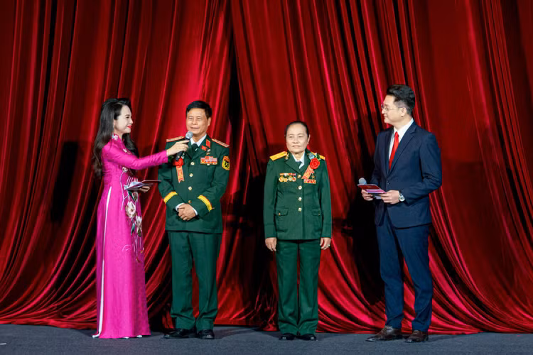 Chuong trinh nghe thuat “Dang trong mua xuan dai thang” tai Da Nang-Hinh-7