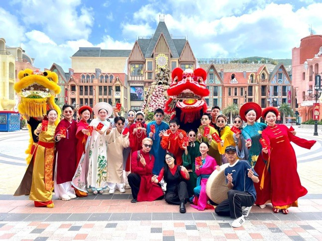 Suc hut cua “Vu tru Vin”: 6 ngay don hon 11 trieu luot khach-Hinh-7