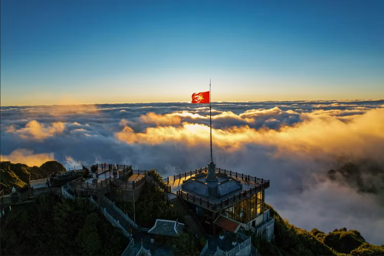 Chinh phuc dinh Fansipan nhu “xe tui mu” voi phong vien National Geographic