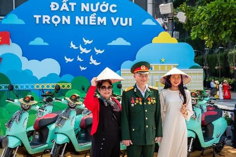 Nguoi dan TP HCM hao hung “check in” tai trien lam “50 Hanh trinh - Mot Tuong lai Xanh”-Hinh-12