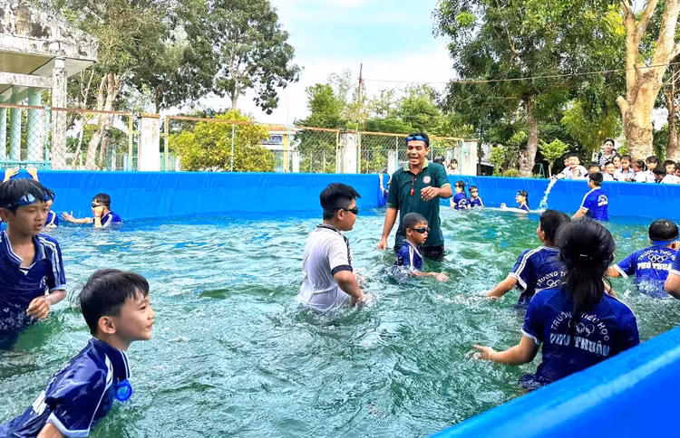 Quỹ phát triển tài năng Việt trao tặng hồ bơi cho trẻ em nghèo - Hình 3 Quy phat trien tai nang Viet trao tang ho boi cho tre em ngheo-Hinh-3