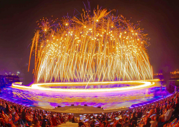 Nha vua va Hoang hau Bi ngam canh dep Cat Ba tu tren khong-Hinh-4