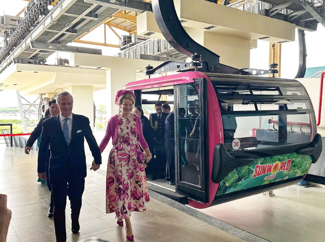 Nha vua va Hoang hau Bi ngam canh dep Cat Ba tu tren khong