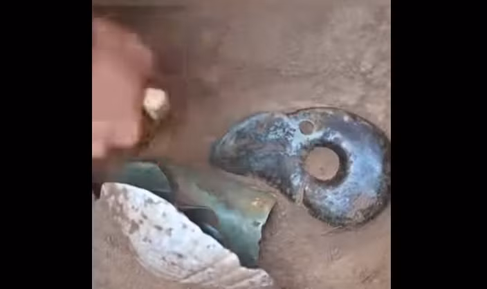 Khai quat lang mo co, bat ngo dung trung 'rong ngoc'-Hinh-3