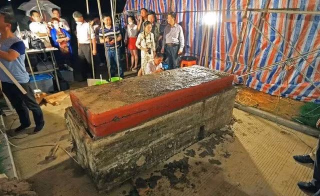 Tim thay vat the “xuyen khong” trong mo co, chuyen gia hoang hon-Hinh-2