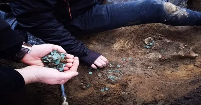 Bat ngo tim thay 'kho bau' khong lo khi dang cay ruong-Hinh-2