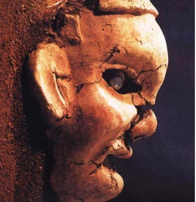 Mo mo co 5.000 tuoi, kinh ngac khuon mat ky quai nam duoi dat