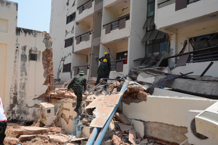 Bo doi Viet Nam no luc giai cuu 1 nan nhan dong dat con song-Hinh-2