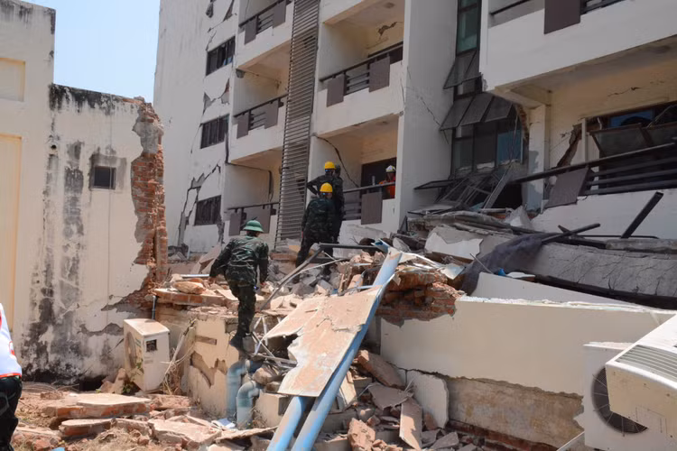 Bo doi Viet Nam no luc giai cuu 1 nan nhan dong dat con song-Hinh-2