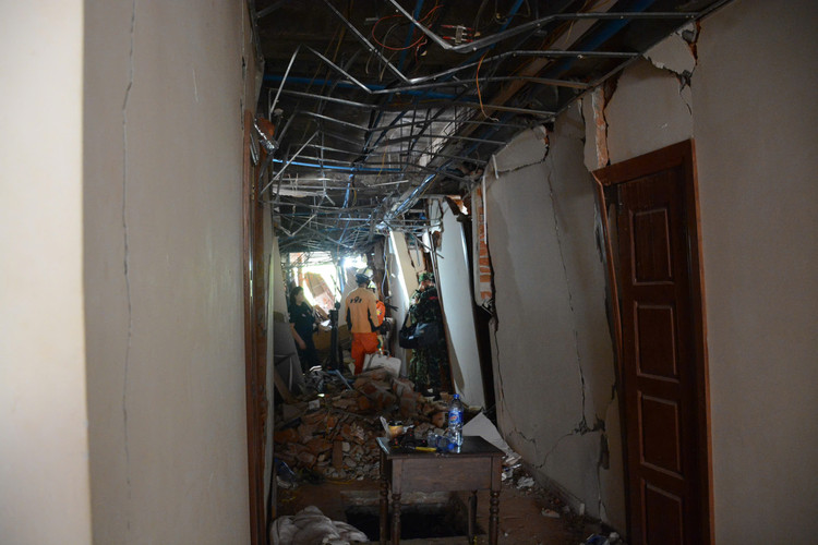 Bo doi Viet Nam no luc giai cuu 1 nan nhan dong dat con song-Hinh-3