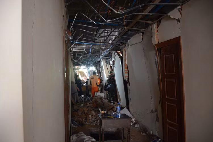 Bo doi Viet Nam no luc giai cuu 1 nan nhan dong dat con song-Hinh-3