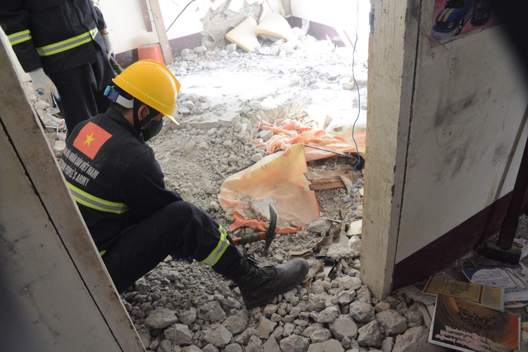 Bo doi Viet Nam dua thi the nan nhan Myanmar ra khoi toa nha bi sap