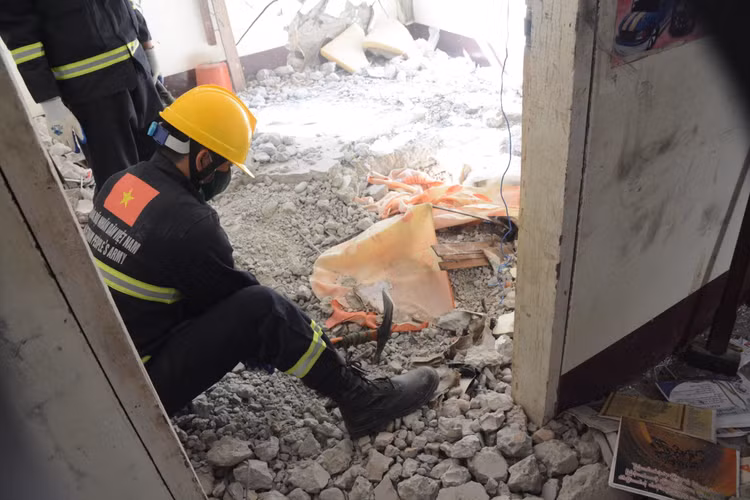 Bo doi Viet Nam dua thi the nan nhan Myanmar ra khoi toa nha bi sap