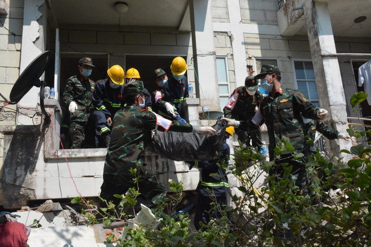 Bo doi Viet Nam dua thi the nan nhan Myanmar ra khoi toa nha bi sap-Hinh-5