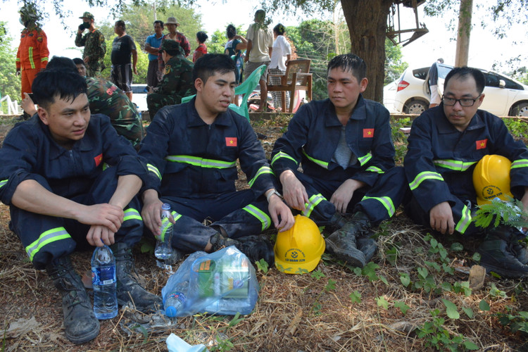 Bo doi Viet Nam dua thi the nan nhan Myanmar ra khoi toa nha bi sap-Hinh-10