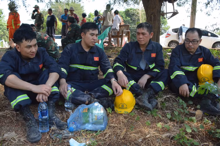 Bo doi Viet Nam dua thi the nan nhan Myanmar ra khoi toa nha bi sap-Hinh-10